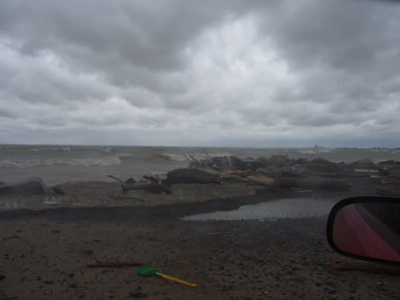 http://i28.photobucket.com/albums/c204/bobbyg1243/wind%20storm/SH100412.jpg