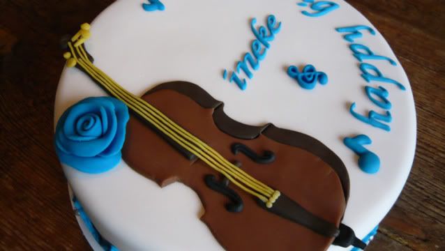 http://i28.photobucket.com/albums/c208/Tykkajansen/Taart/cellodetail.jpg