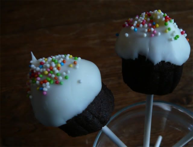 http://i28.photobucket.com/albums/c208/Tykkajansen/Taart/cupcakecakepop.jpg