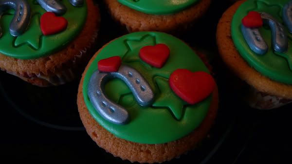 http://i28.photobucket.com/albums/c208/Tykkajansen/Taart/cupcakeshoefijzerscloseupje.jpg