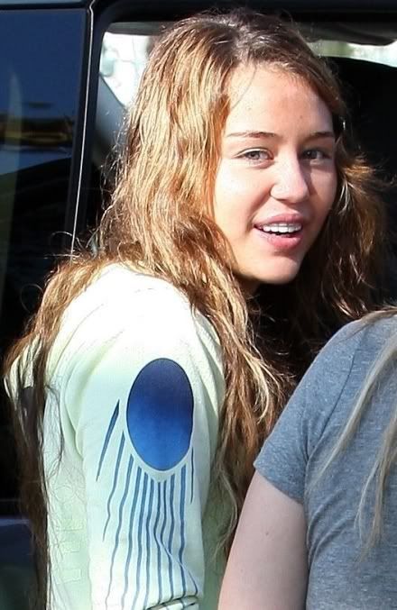 Miley wore her retainer a couple days ago while boarding a plane to