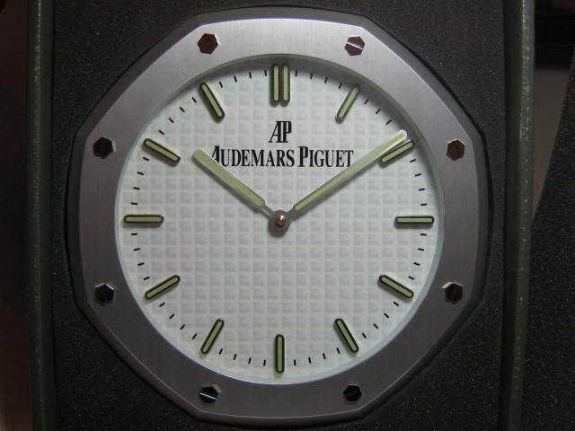 http://i28.photobucket.com/albums/c231/uberwatch/AProyaloakClock5.jpg