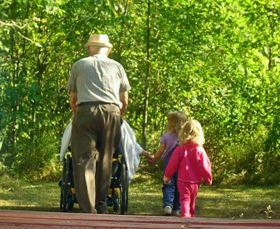 IMAGE: http://i28.photobucket.com/albums/c239/daisydeadpeddles/nanagirls1.jpg