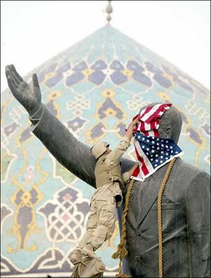 Saddam_Hussein_statue_americanflag.jpg
