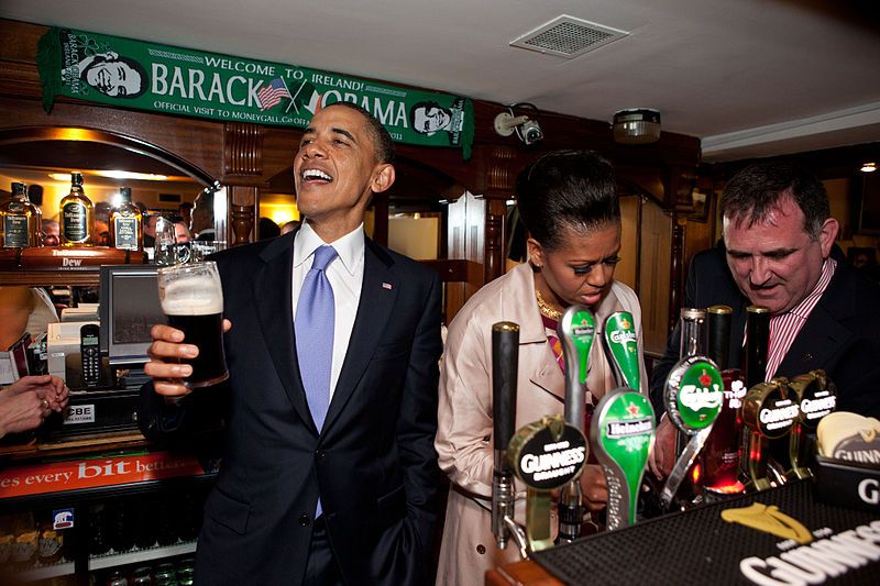 800px-Barack_and_Michelle_Obama_in_Ollie_Hayes_Pub.jpg